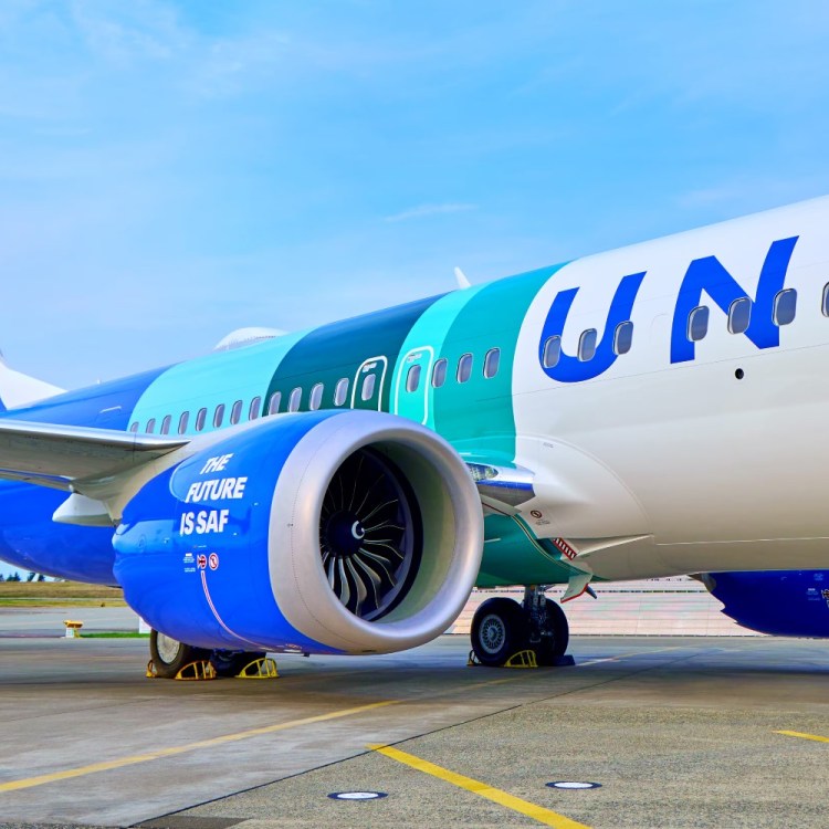 United Airlines jet